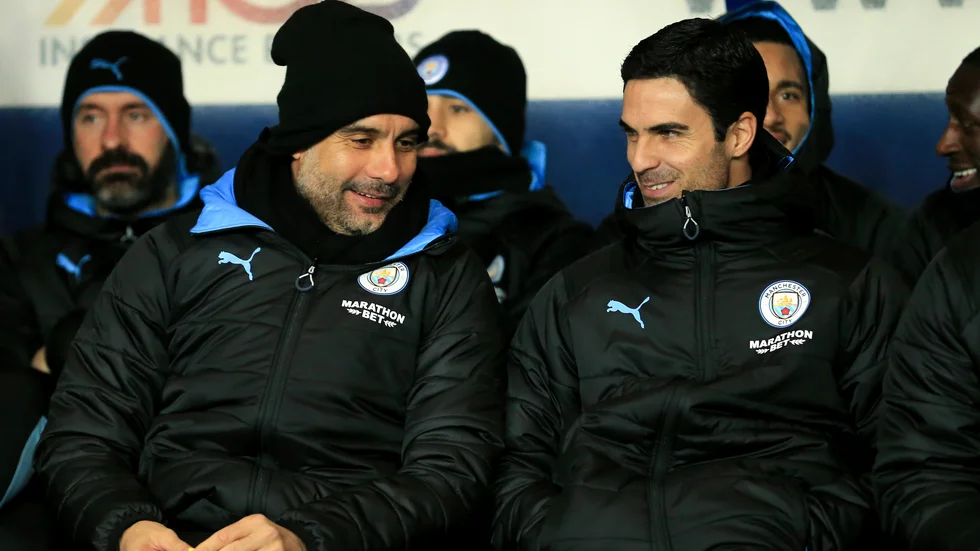 Pep Guardiola och Mikel Arteta under sin sista tid som tränare tillsammans i Manchester City. Arkivbild.