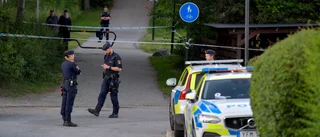 Skottskadad avled – två häktade