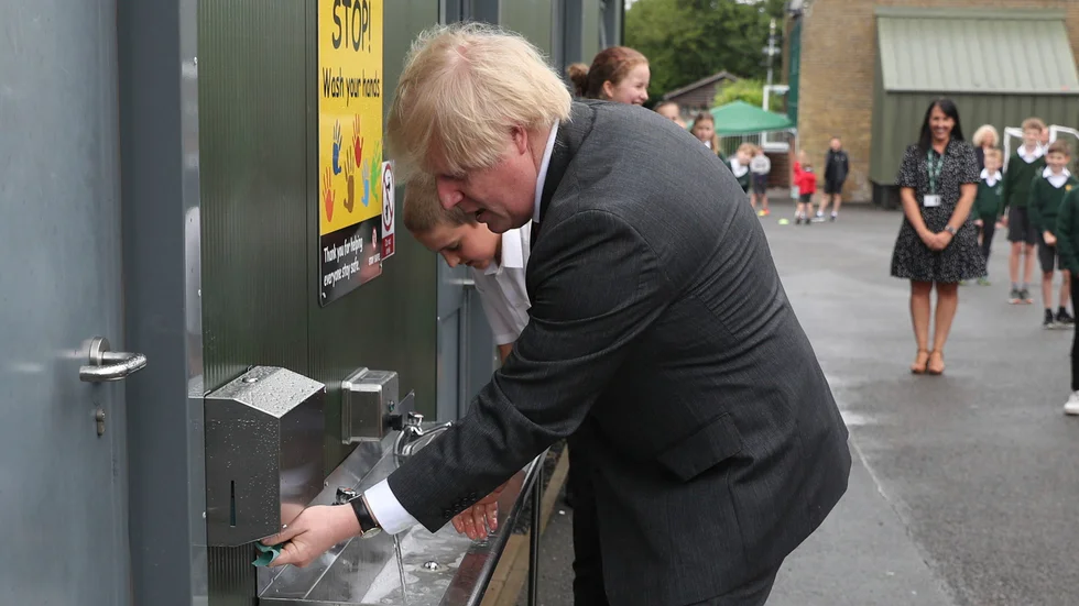 Storbritanniens premiärminister Boris Johnson tvättar händerna på en lekplats i Hemel Hempstead i England.