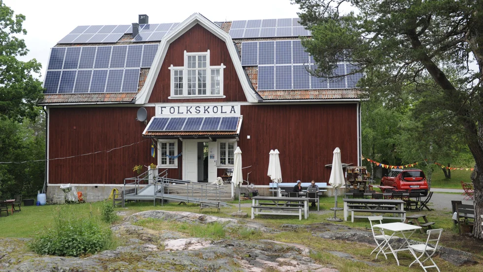 Sommarens konserter på Lofta caffè kommer att livesändas. Två artister är redan klara, Sanna Hogman Fernandi och Mack Johansson, båda med Västervikskoppling.