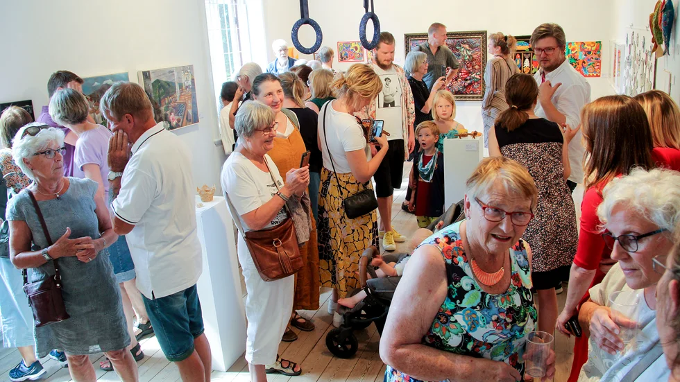 Så här folkigt, festligt och fullsatt var det på förra årets vernissage av Öppen salong. I år sker samlingsutställningen inte alls fysiskt, utan digitalt.