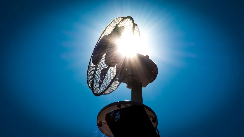 Fläktar – stort no no i gemensamma utrymmen på äldreboenden just nu. Och det skapar problem när termometern letar sig upp över 30 grader.