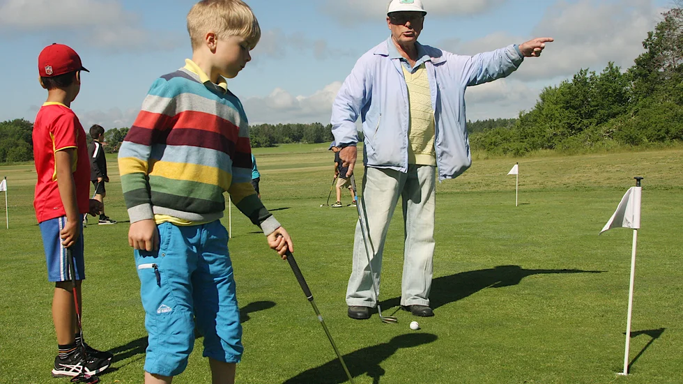 Hasse Göthberg var med och startade upp golfbanan. Nu är han en av instruktörerna under sommarlovsgolfen.