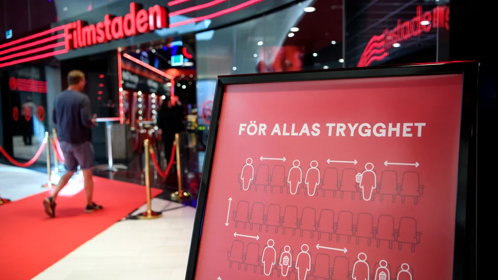 Det är avstånd mellan besökarna som gäller när Filmstaden öppnar igen. Bilden togs vid Filmstaden Scandinavia i Stockholm, som öppnade i onsdags. 