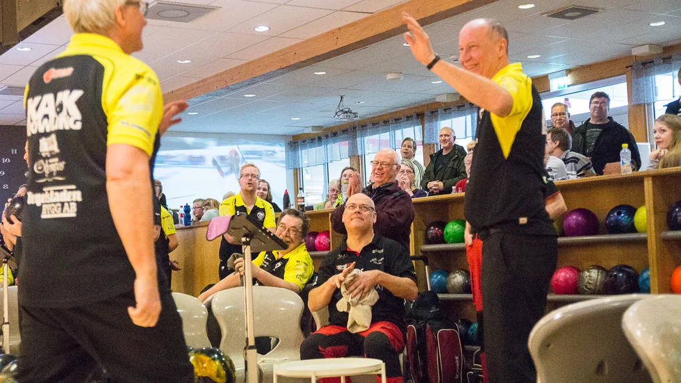 Sören Blomgren och Anders Malmberg är två av spelarna som är kvar i KAIK, som begärt sig ned till division 2 inför bowlingsäsongen.