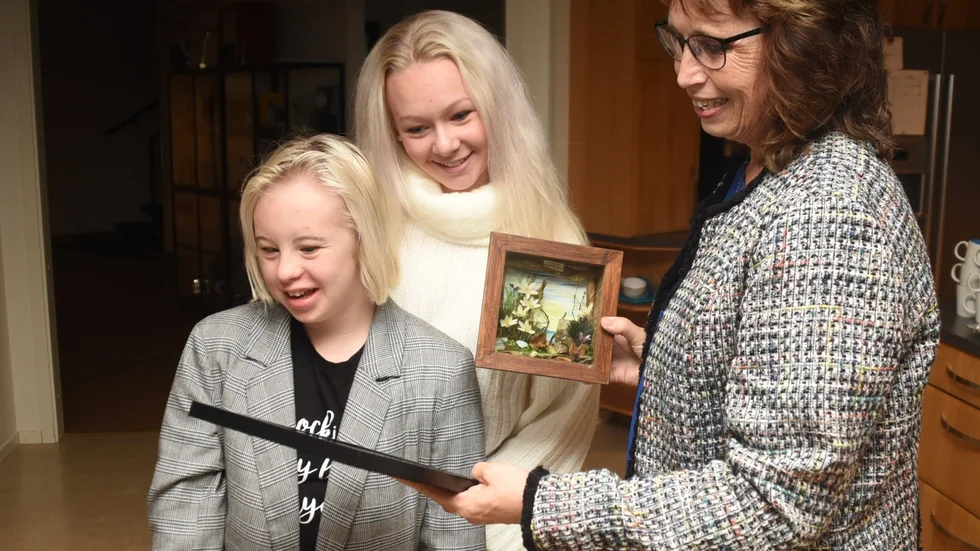 Kristdemokraterna i Vimmerby med Gudrun Brunegård i spetsen vill att kommunen ska satsa på kultur på ett liknande sätt som "Glada Hudik". Det gillar systrarna Noelle och Nathea Anemyr. Bilden tagen när Nathea tog emot KD:s vitsippepris.