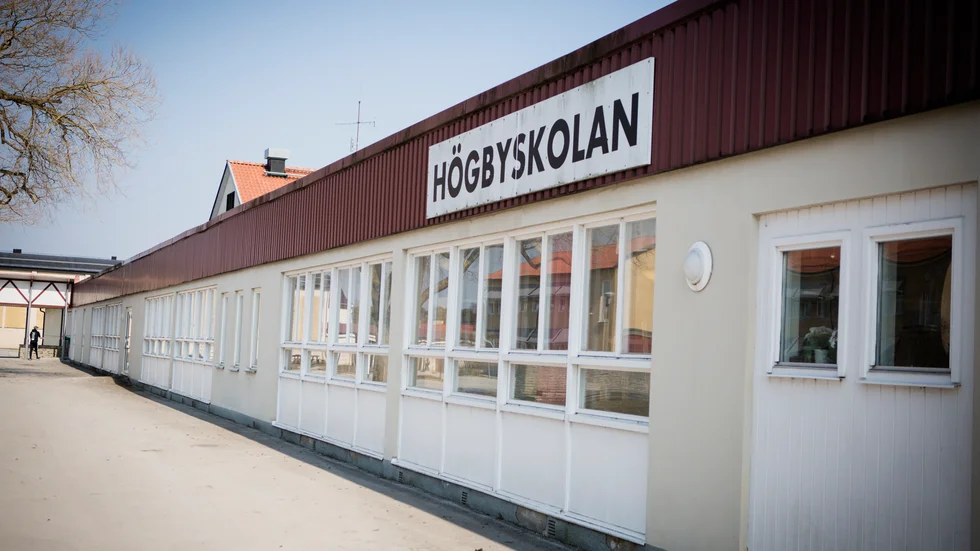 Högbyskolan har polisanmält att det under jullovet satts upp klistermärken från Nordiska motståndsrörelsen på skolan. 