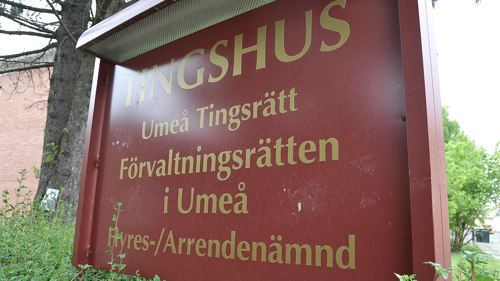 Eftersom häktningsförhandlingen hölls i lördags så hanterades den av jourdomstol, vilket var Umeå tingsrätt den gångna helgen.