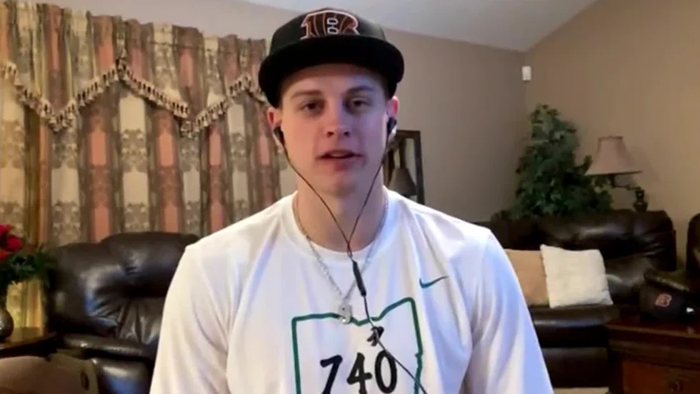 I föräldrahemmet i The Plains i Ohio fick Quarterbacken Joe Burrow beskedet att han hade valts först i NFL-draften.