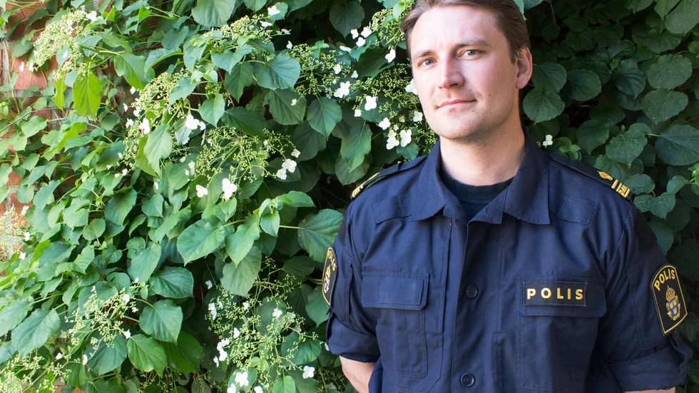 På måndag ska polisen chatta med medborgare som är nyfikna på polisutbildningen. - Det är ett nytt koncept för oss, säger Oscar Nissfolk från polisen. 