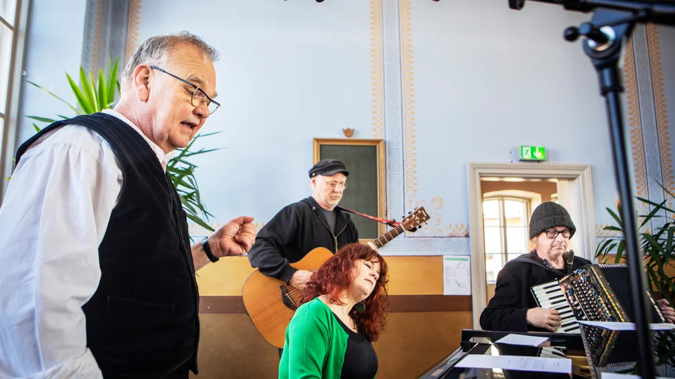 Tomas Boström ägnar sig åt ett flerårsprojekt där han skriver sånger om varje söndag i kyrkoåret samt spelar in dem tillsammans med Sara Boström, Gunnar Järeld och Patrik Silvereke.