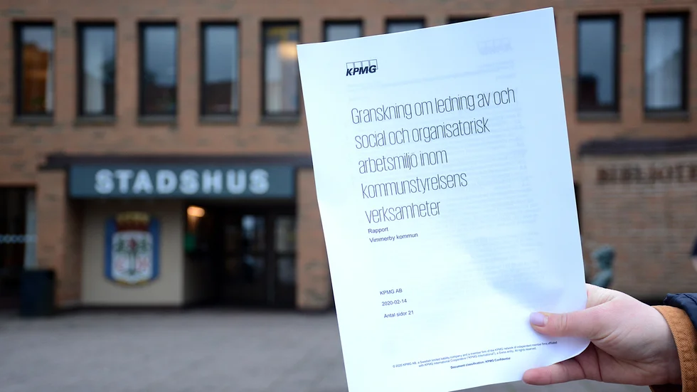 I mitten av nästa vecka hoppas Leif Larsson, ordförande i fullmäktige att presidiet kan presentera ett förslag på hur frågan om ansvarsfrihet och kritiken från revisionsrapporten ska hanteras.