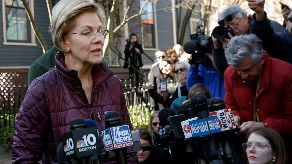 Massachusettssenatorn Elizabeth Warren utanför sin bostad i Cambridge.