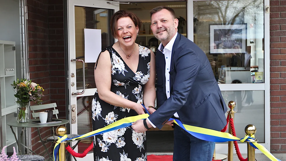 Idel glädje trots tuffa tider för handeln. Kommunalrådet Ingvar Smedlund invigde Marie Berges nya butik i centrum på fredagen.