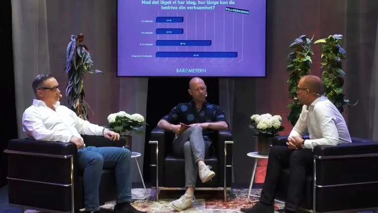 Johan Sjöblom (t v), Niklas Lind och Thomas Eriksson diskuterade utbildning och läget för industriföretagen.