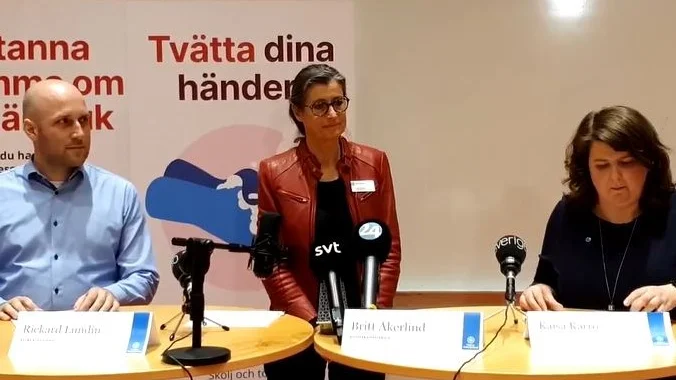 Rickard Lundin, sjukvårdsledare i den regionala sjukvårdsledningen, Britt Åkerlind, smittskyddsläkare och Kaisa Karro (S), regionstyrelsens ordförande.