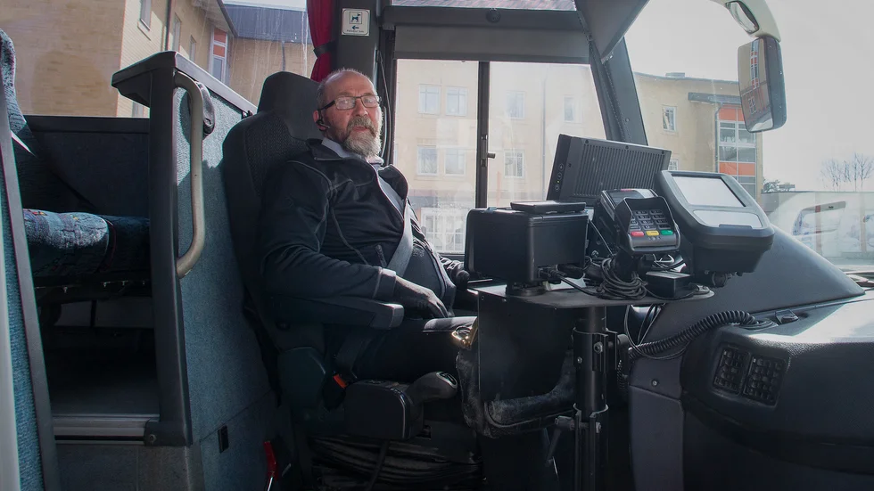 Lars Löfgren, 61, skyddsombud på Nordbergs buss, tycker det känns bra att arbetsgivaren flyttar kortläsarna på samtliga bussar.