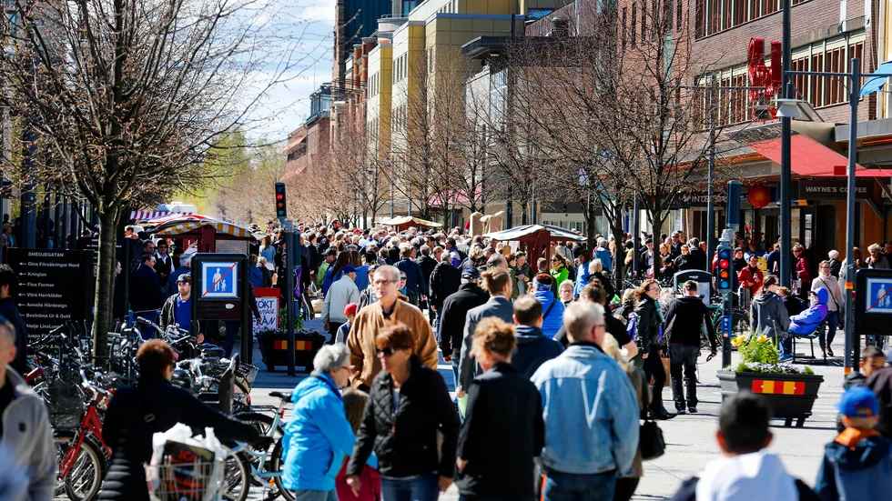 Det blir inte många kronor kvar till den lokala handeln från de presentkort de kommunanställda får, enligt signaturen Ulfs beräkningar. 