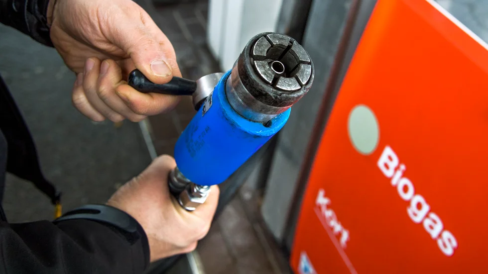 Klimatpåverkan kan minska med över 80 procent om bilen konverteras och körs på biogas istället för bensin, skriver MP i Enköping.