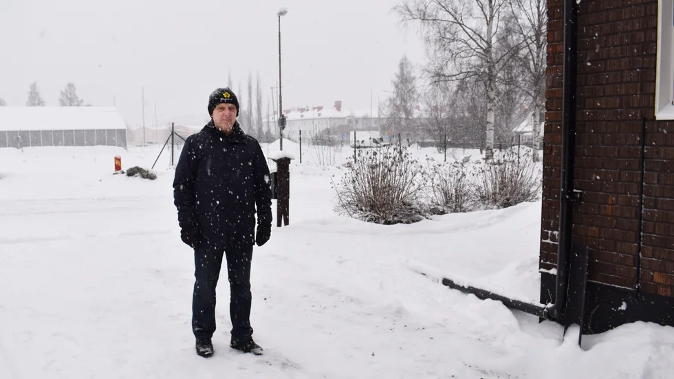 Roger Andersson vid sitt hus och i bakgrunden växthustomten. Vid gatan önskar de ett plank som ska hejda ljud, bländande lampor samt insyn.
