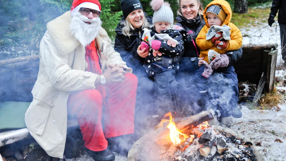 Molly Mattson och Enzo Hagman Schönfeldt var på marknaden tillsammans med mormor Marie Viklund och mamma Natalie Schönfeldt. Bakom tomteskägget dolde sig Bo-Lennart Brännström.