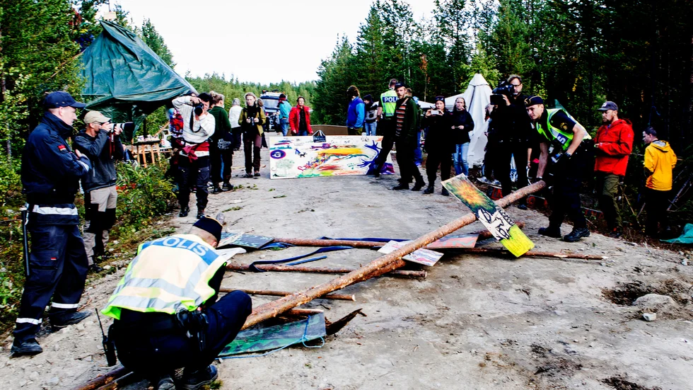 Sommaren 2013 samlades demonstranter på vägarna in mot området för att hindra arbetsmaskiner att komma in. Det ledde till flera polisingripanden.