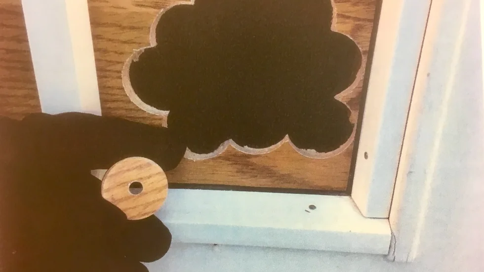 Den här synen mötte polisen vid ett av inbrotten i fastigheten i Norsjöbyn, hur tjuven tagit sig in i hallen.