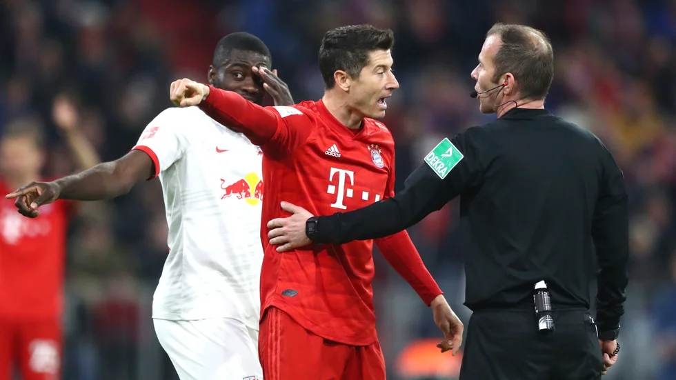Dags att vakta tungan extra noga framöver? Det menar Leverkusen-målvakten Lukas Hradecky. På bilden syns Bayern Münchens Robert Lewandowski argumentera med domaren Marco Fritz. Arkivbild.