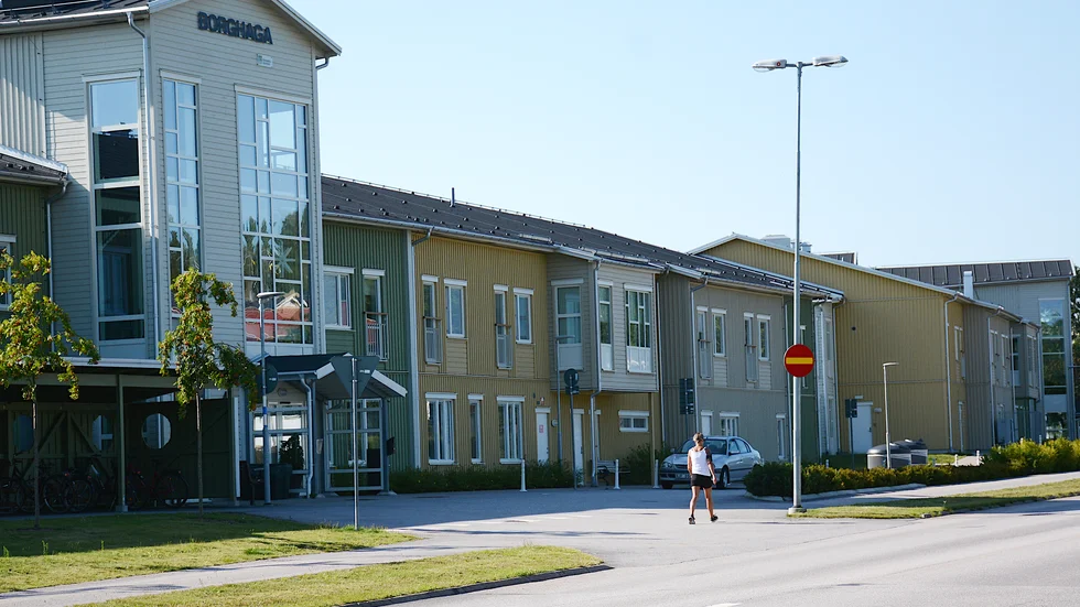 En stor del av aktivitetssamordnarnas arbete har gått till att inte blanda enheter. De minsta enheterna består av 8 personer och de största 12. Det är viktigt att alla aktiviteter även fortsatt möjliggör att hålla distans.