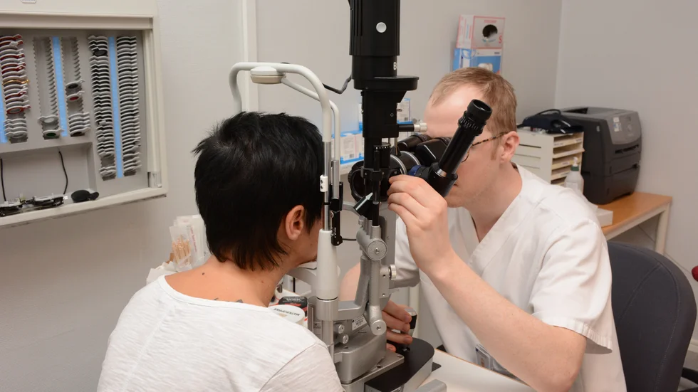 I väntan på en helt ny operationssal för ögonkliniken hyser de in sig på operationsavdelningen.
