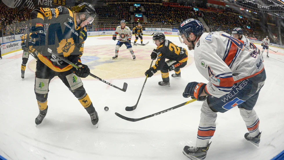 Arbetet kring permitteringar inom Skellefteå AIK fortsätter in i nästa vecka meddelar klubbdirektören Pea Israelsson. 
