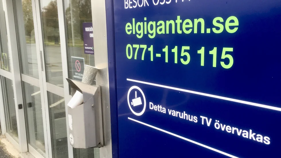 Nu ska Skelleftepolisen titta närmare på innehållet i Elgigantens övervakningskameror – och man efterlyser vittnen från lördagsnatten vid Tjärnvägen i Skellefteå.