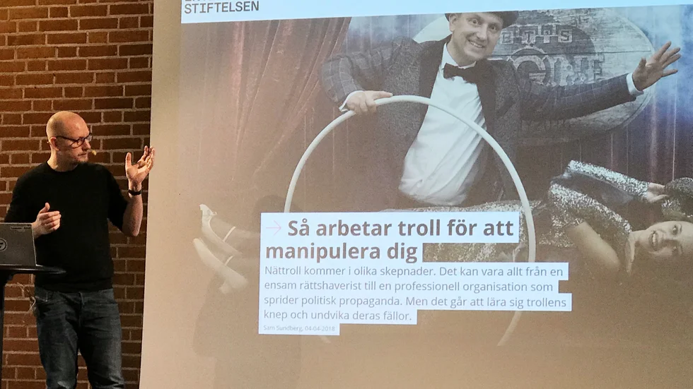 Carl Heath pratade om propaganda och desinformation samt tipsade om näthatshjälpen – en plattform som hjälper dem som vill anmäla näthat.