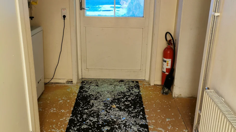 Det var fullt av glaskross där tjuven eller tjuvarna tagit sig in.