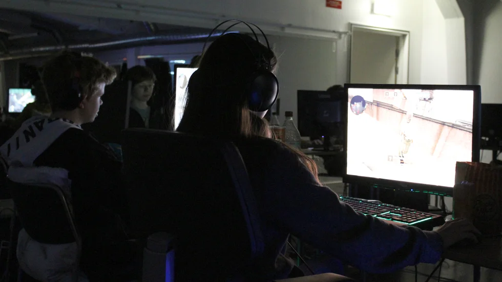 Identifierar du dig kanske som en gejmer? Eller är du hellre en gamer? Genrebild.