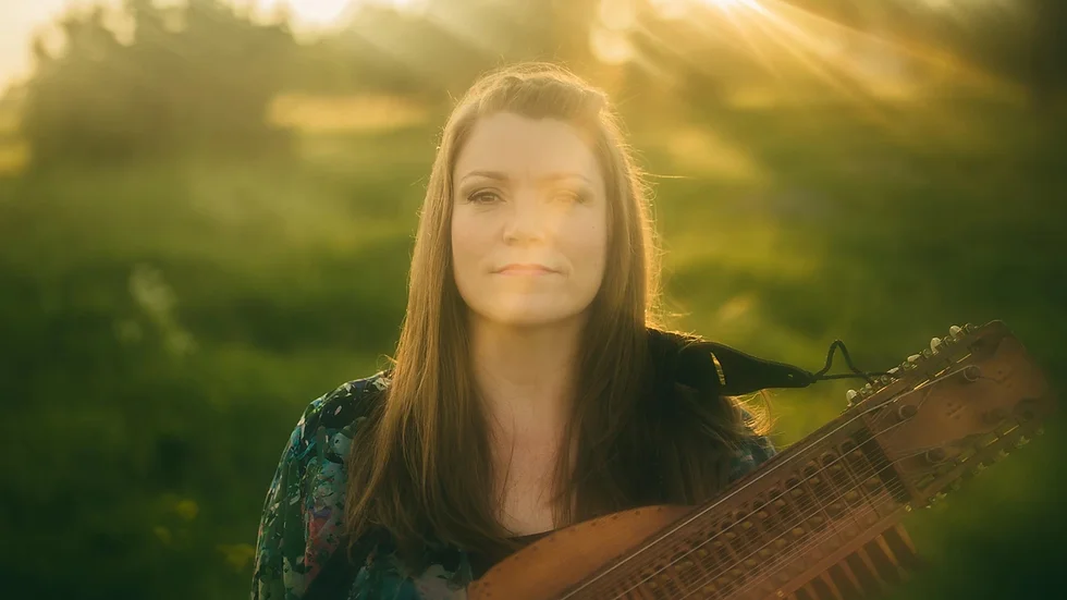 Emilia Amper gör midsommarkonsert tillsammans med Camerata Nordica.