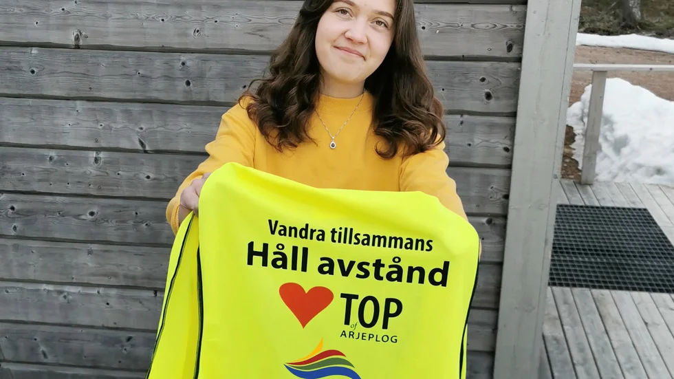 En av sommarens Top of Arjeplogs guider är Meja Aheinen Vesterlund. Hon kommer att bära väst som manar till att hålla avstånd.