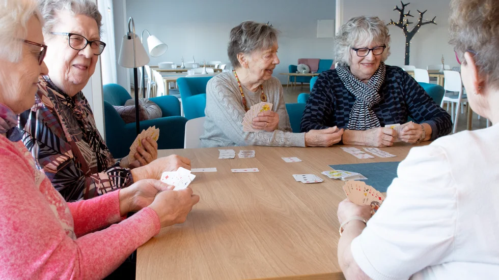 Barbro Westin, Eivor Hjärpe, Ingrid Åström, Berit Hortlund och Eveline Wikström träffas varje söndag och spelar kort tillsammans.
