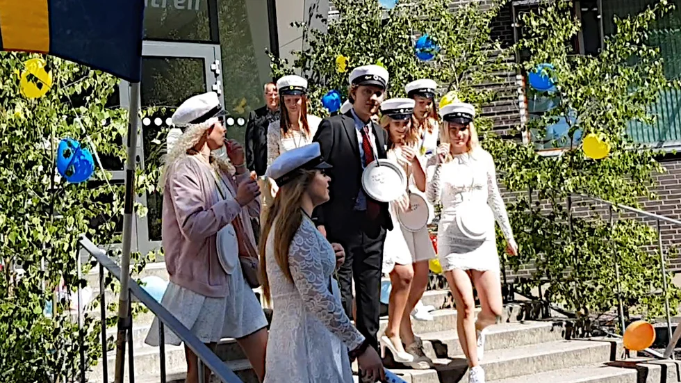 Eleverna på hotell- och restaurangprogrammet på väg ut till väntande familjer på skolgården.