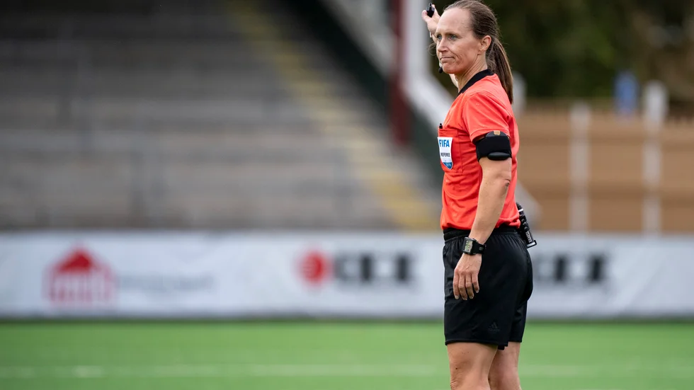 Pernilla Larsson gör sin 16:e säsong som domare i damallsvenskan. Det blir kanske den märkligaste någonsin. Arkivbild.
