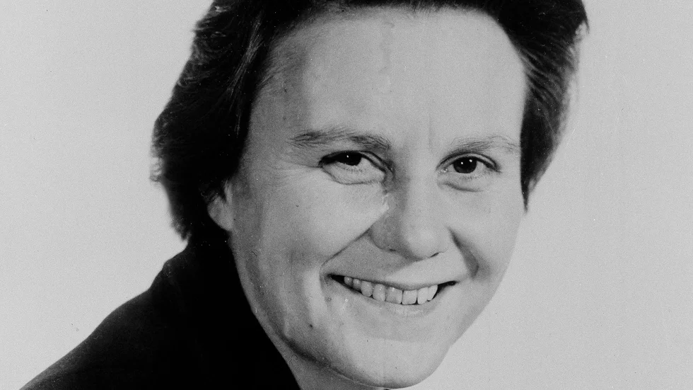 Harper Lee (1926–2016) debuterade 1960 med "To kill a mockingbird". I Sverige har boken länge varit känd som "Dödssynden". I Eva Johanssons nyöversättning har den fått titeln "Att döda en härmtrast".