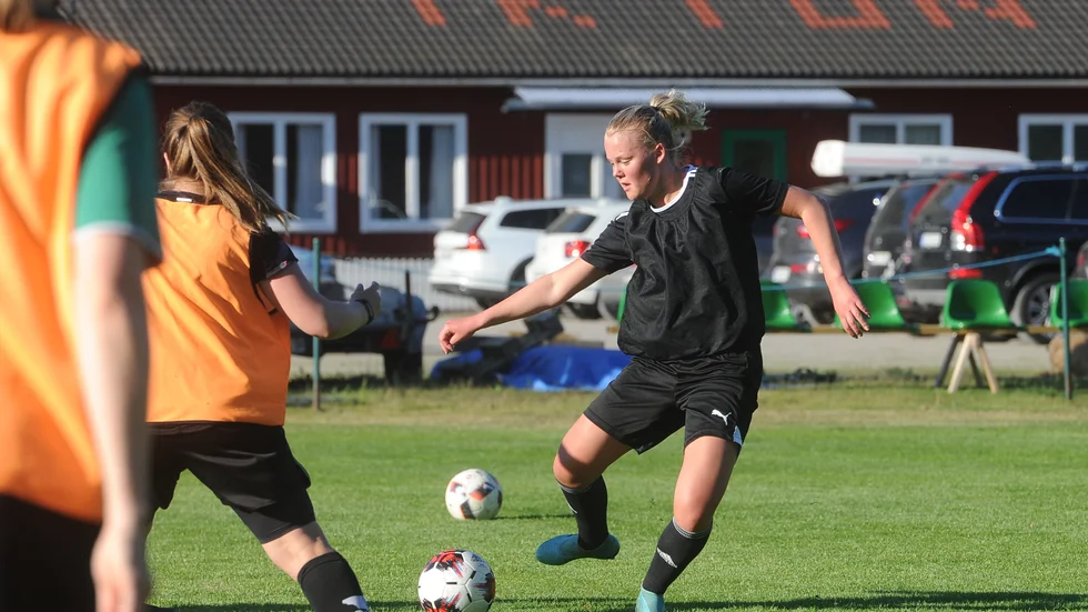 Emma Holm tar steget från Tun och Enstaberga IP till Linköpings organisation.