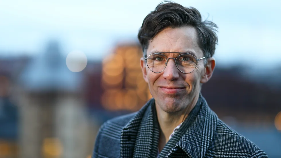 Pontus Plænge har regisserat Östgötateaterns uppsättning av "Slutet gott, allting gott" som sänds som radioteater tre fredagar framöver.