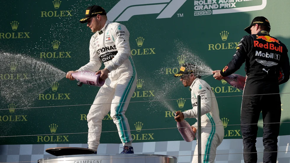 Valtteri Bottas, Lewis Hamilton och Max Verstappen firar med bubbel efter fjolårets F1-premiär i Melbourne. Några sådana scener kommer vi inte få se i år.