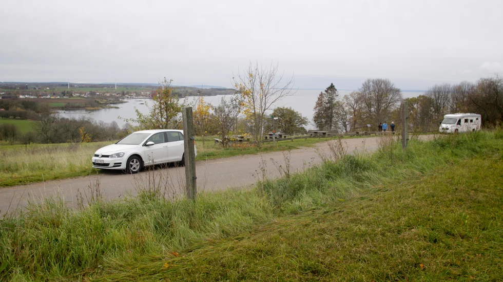 Ökad trafik på Omberg, och många som parkerar längs de smala vägarna på berget, har gjort att Sveaskog vill införa p-förbud.