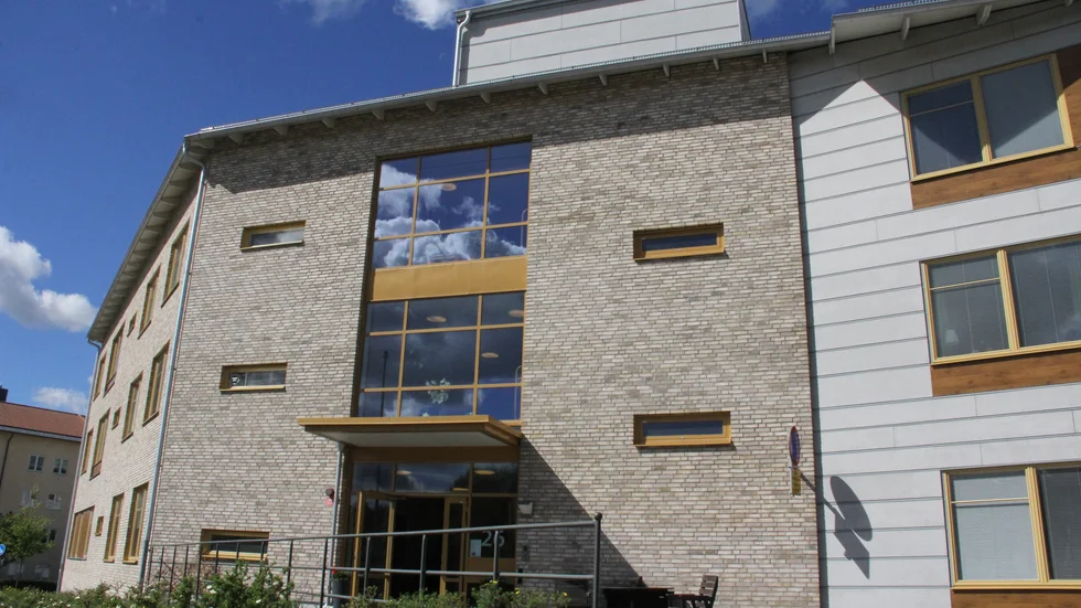 Knivsta kommun hyr lokalerna för äldreboendet Estrids gård. Nu har det blivit fuktskador på en tvättstugevägg och mattor har släppt från golvet i en annan del av lokalen.
