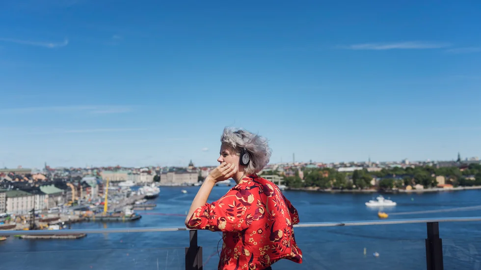Poddar är ett perfekt sällskap när man står och diskar, när man ligger och solar eller när åker buss eller tåg. Det finns en uppsjö av dem, dels på svenska men också på andra språk. Här några tips inför sommaren. 