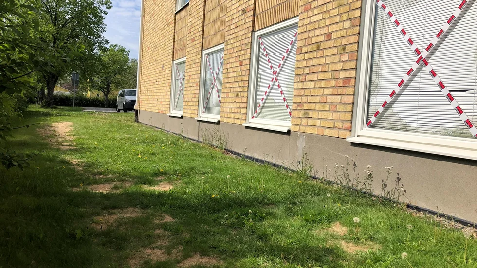 Under helgen har Örjansskolan i Skelleftehamn utsatts för skadegörelse. Många fönster, fler än 30 stycken enligt personal från Skellefteå kommun, på skolan har kastats eller slagits sönder.