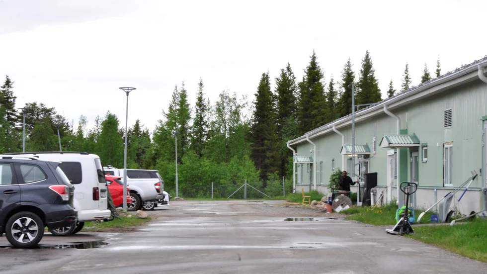 Det råder febril aktivitet i serverhallen i Porjus. Det byggs, bärs servrar och städas.