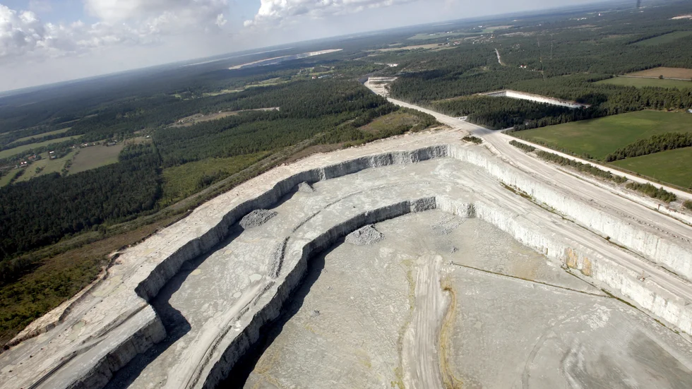 En utökad brytning kommer inte att uppfylla kraven i miljöbalken. Det kommer flera myndigheter fram till. Länsstyrelsen och Naturvårdsverket har överklagat det tillstånd Cementa fick i januari.